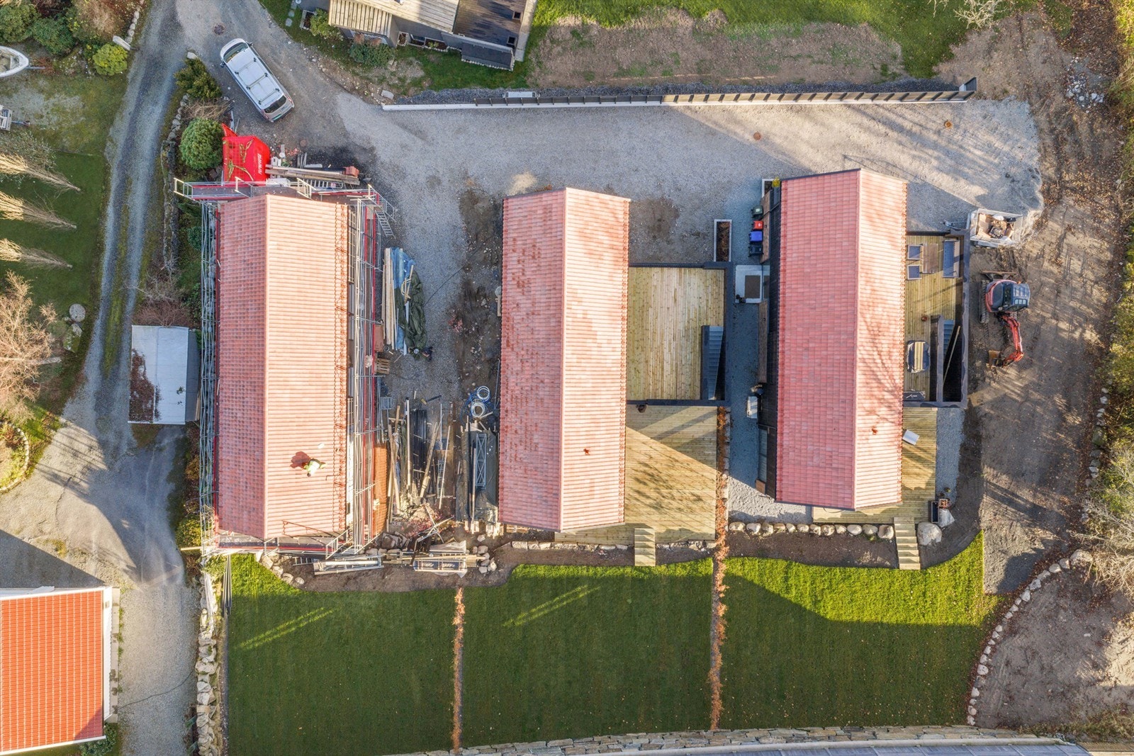 Oversiktsbilde. Det bygges tilsvarende carport med takterrasse mellom denne og siste bolig under oppføring. Galleribilde