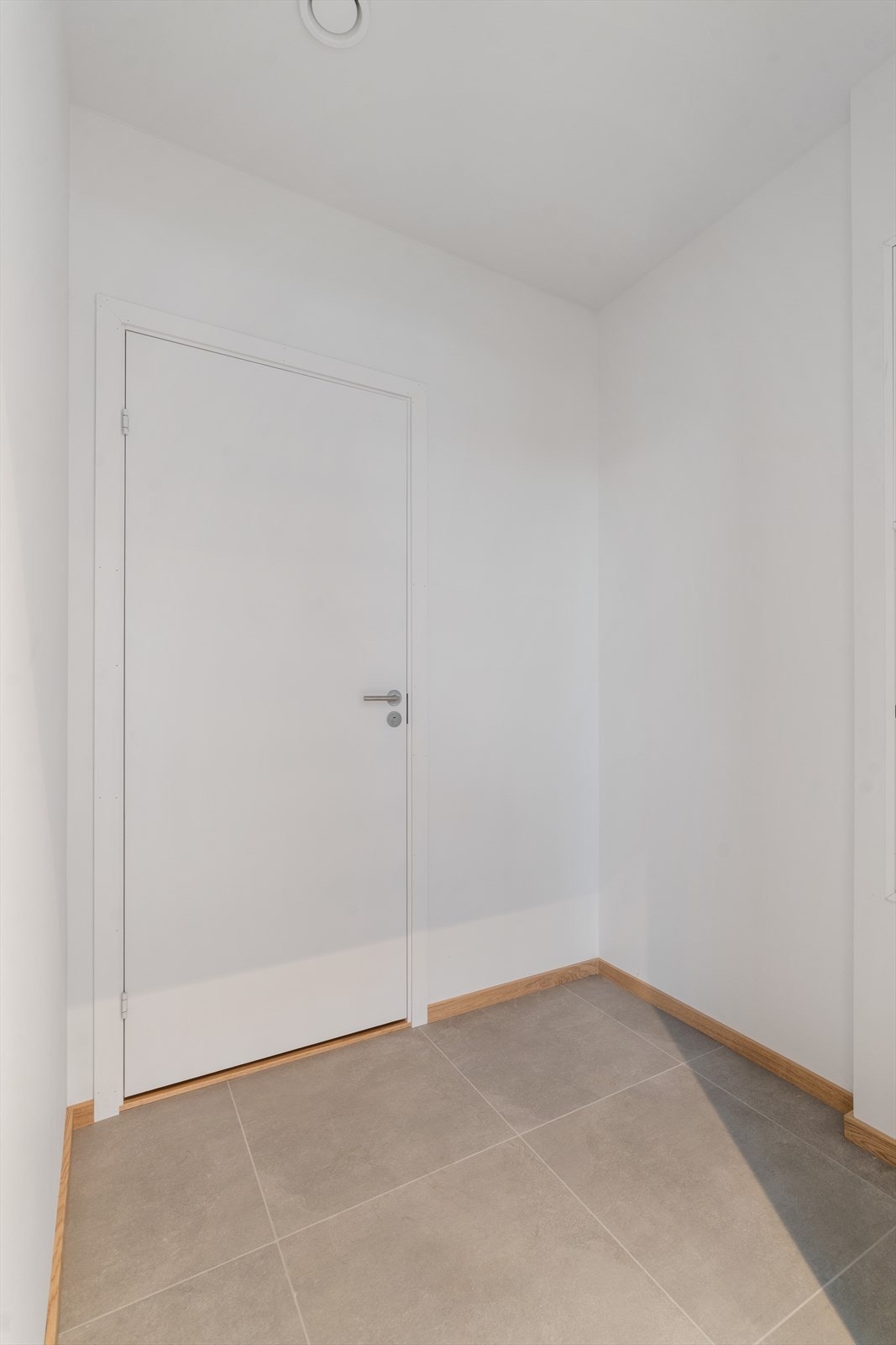 Garderobeplass foran gjeste wc, i entrè i 1 etg. Galleribilde