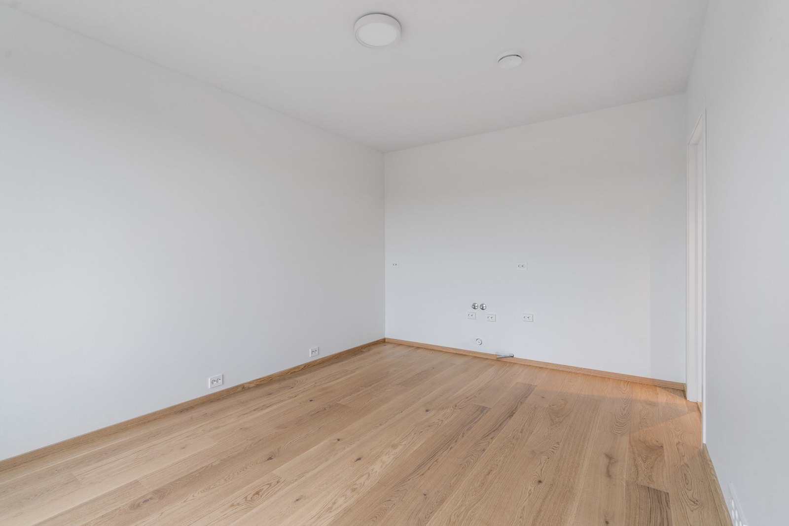 "Hybelløsning / ungdomsavdeling" mot vegg der det er tilrettelagt for kjøkken. Rommet er tatt med som soverom nr. 4 i huset, men er også perfekt som TV stue eller annet etter ønske og behov. Galleribilde