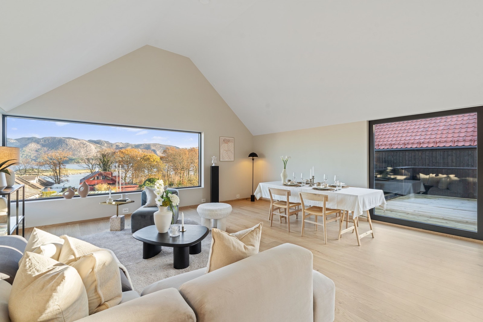 Stuen har flere alternative muligheter for både spisebord og sittegruppe. Galleribilde