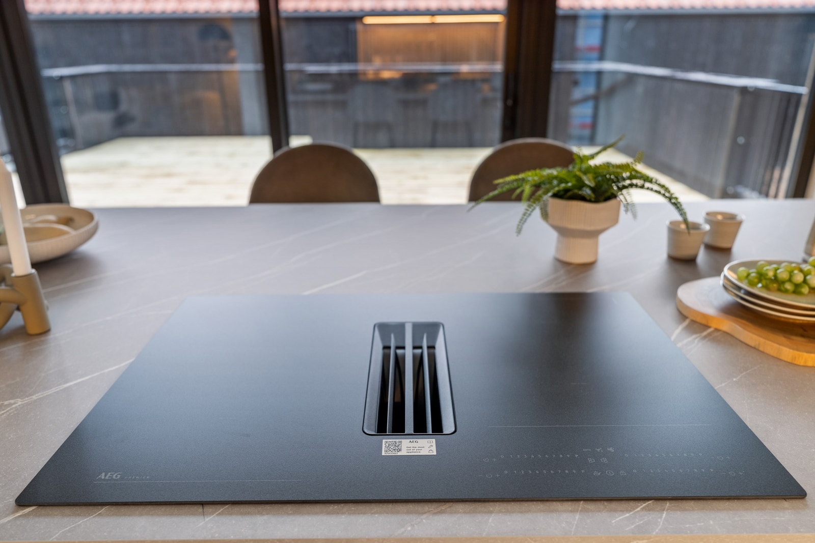 Nedfelt induksjonstopp med integrert ventilator. Denne har kullfilter løsning. Galleribilde