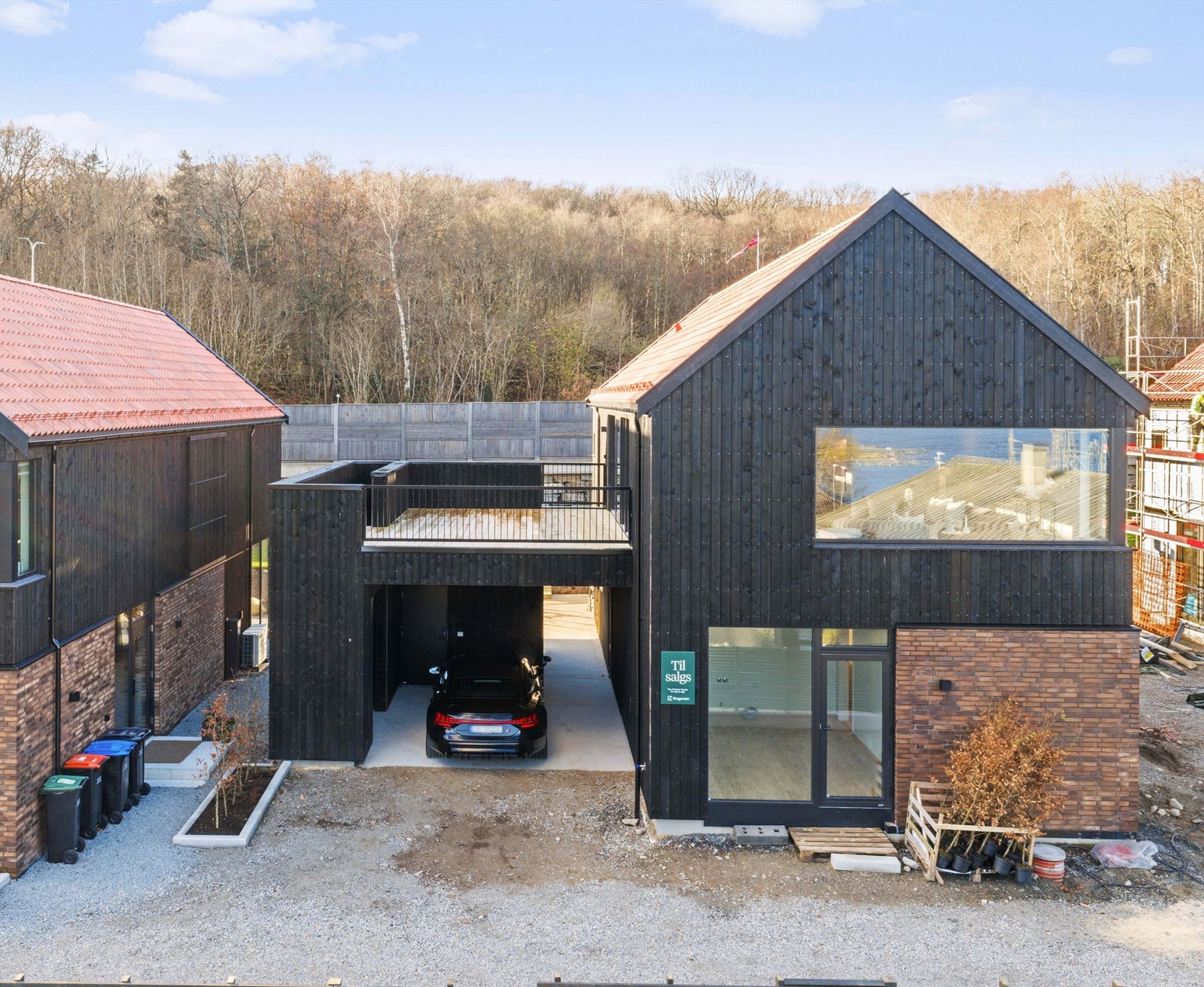 Fasade. Både ved hovedinngang og inngang til "hybelløsning / ungdomsavdeling" vil det støpes trapp (slik på nabobolig) og legges asfalt på hele arealet foran alle 3 boliger, så snart siste bolig er helt ferdig. Galleribilde