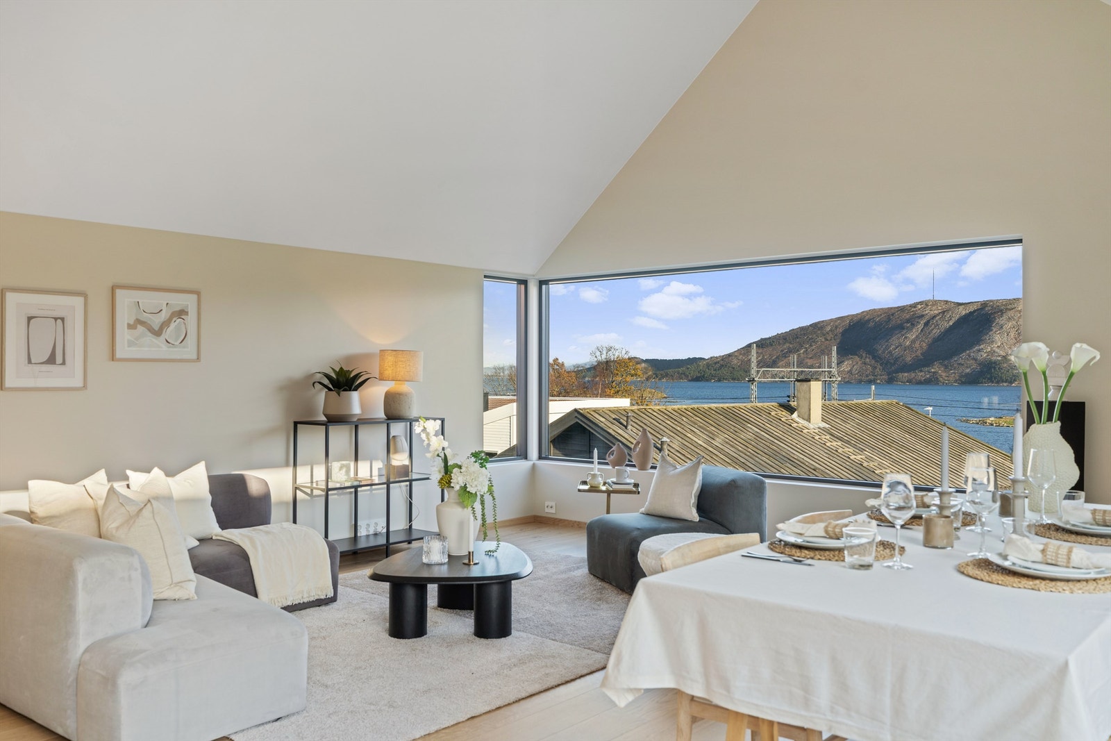 Stue med ekstra god takhøyde og en flott utsikt mot fjorden og omkringliggende fjell / natur. Galleribilde