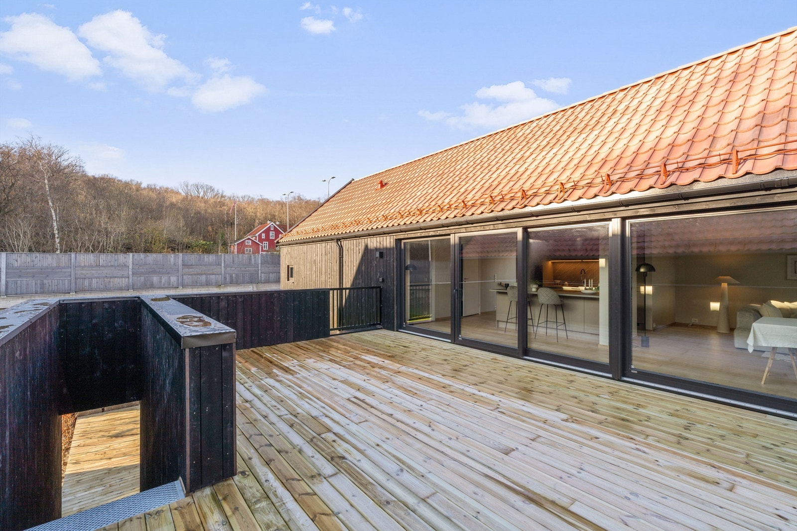 Takterrassen har integrert trappeløsning ned til uteareal og carport. Galleribilde