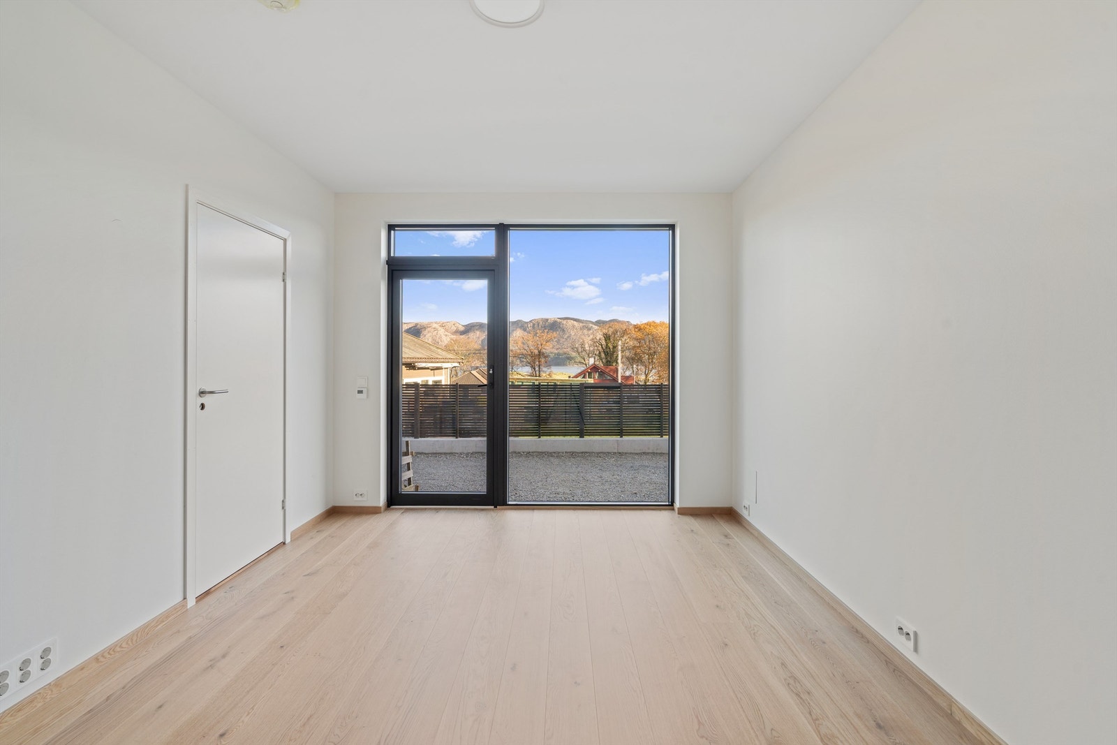 "Hybelløsning / ungdomsavdeling". Rommet har egen inngang fra gårdsrommet, har eget bad samt opplegg for kjøkken. Galleribilde