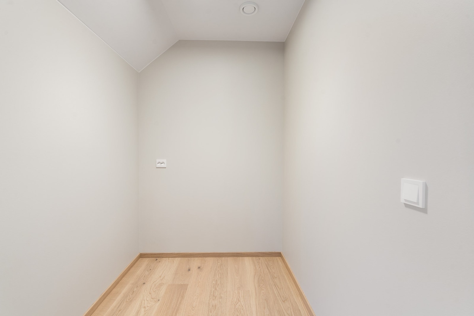 Spisskammer, med skyvedørsløsning. En meget god løsning for ekstra oppbevaring av alt fra tørrvarer, kjøkkenmaskiner eller ekstra kjøl / fryseskap om ønskelig. Galleribilde