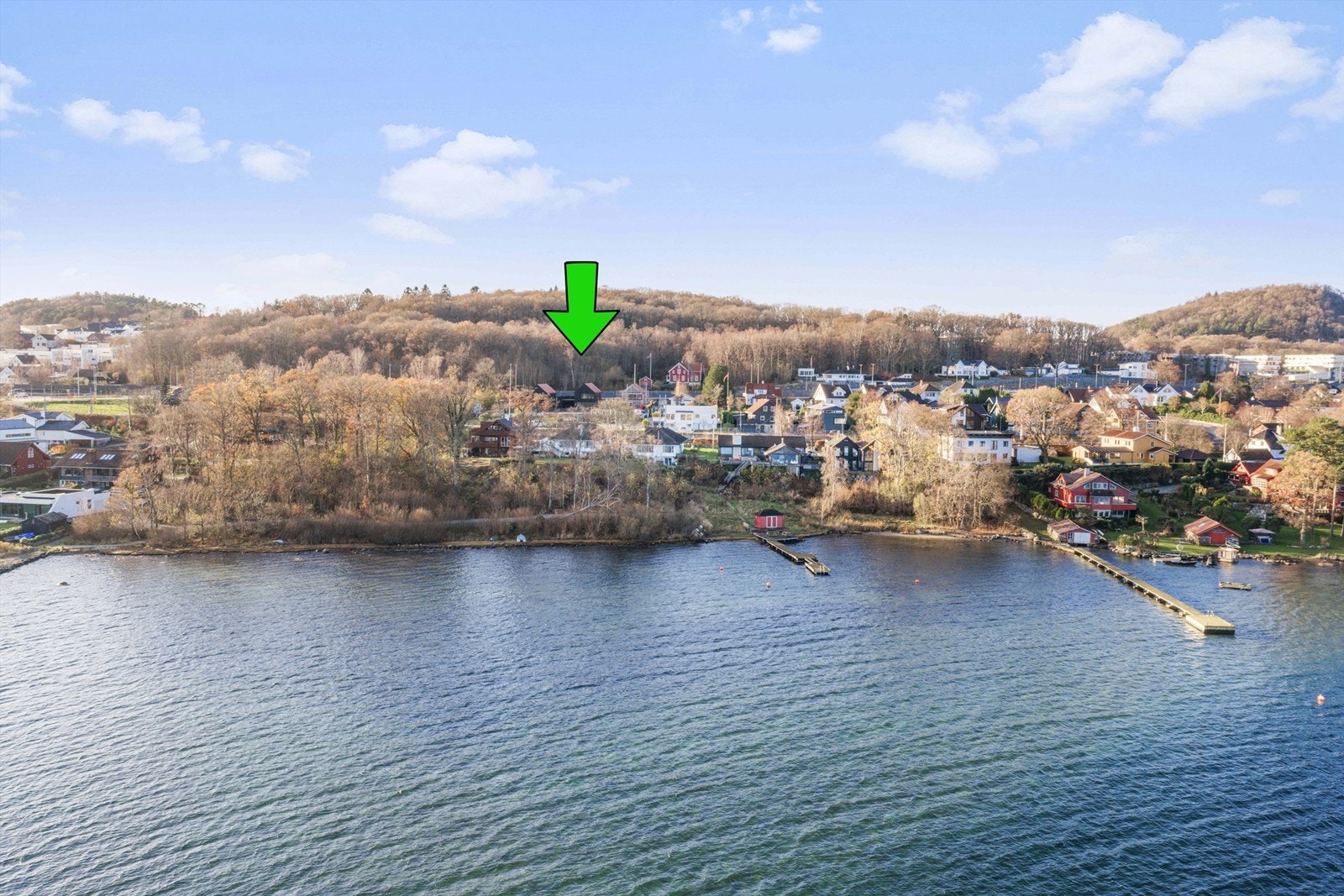 Høydefoto med pil mot boligen Galleribilde