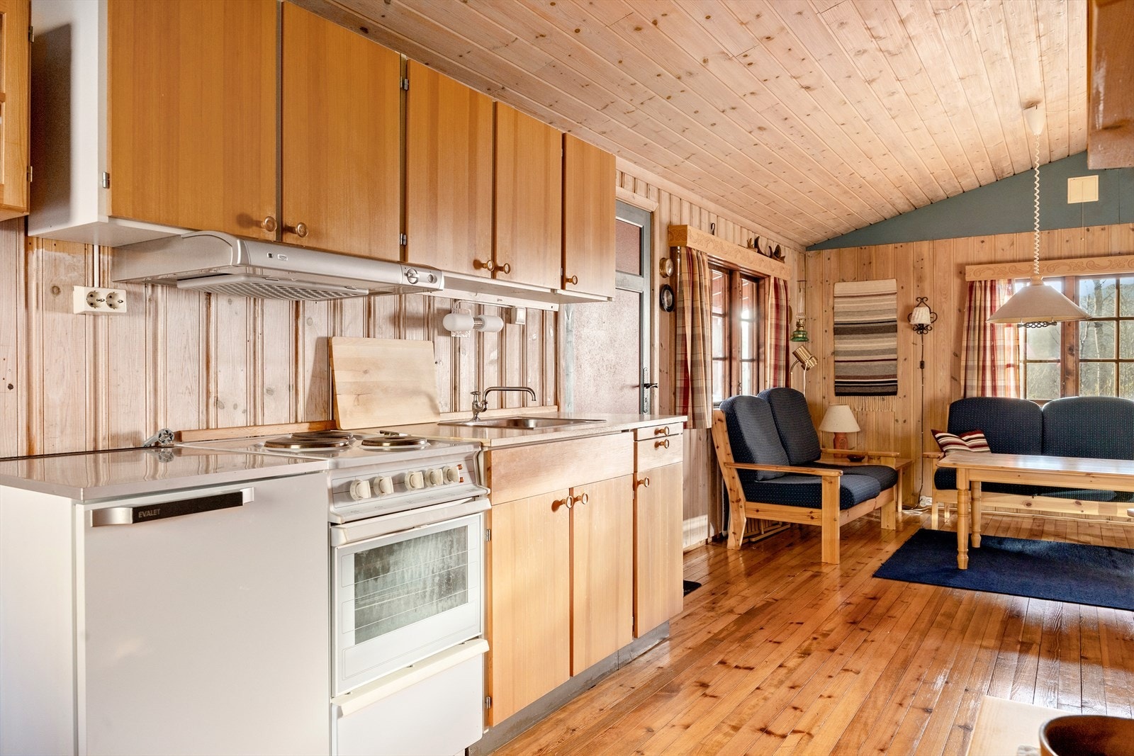 Kjøkkenet har slette fronter i tre og benkeplate av slitesterk laminat med nedfelt vask. Her kan matlagingen skje i trivelige omgivelser. Hvitevarer medfølger handelen, noe som gjør hytta klar til bruk samme dag som overtagelse. Galleribilde