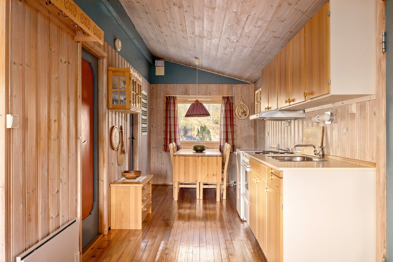 Kjøkkenet har slette fronter i tre og benkeplate av slitesterk laminat med nedfelt vask. Her kan matlagingen skje i trivelige omgivelser. Hvitevarer medfølger handelen, noe som gjør hytta klar til bruk samme dag som overtagelse. Galleribilde