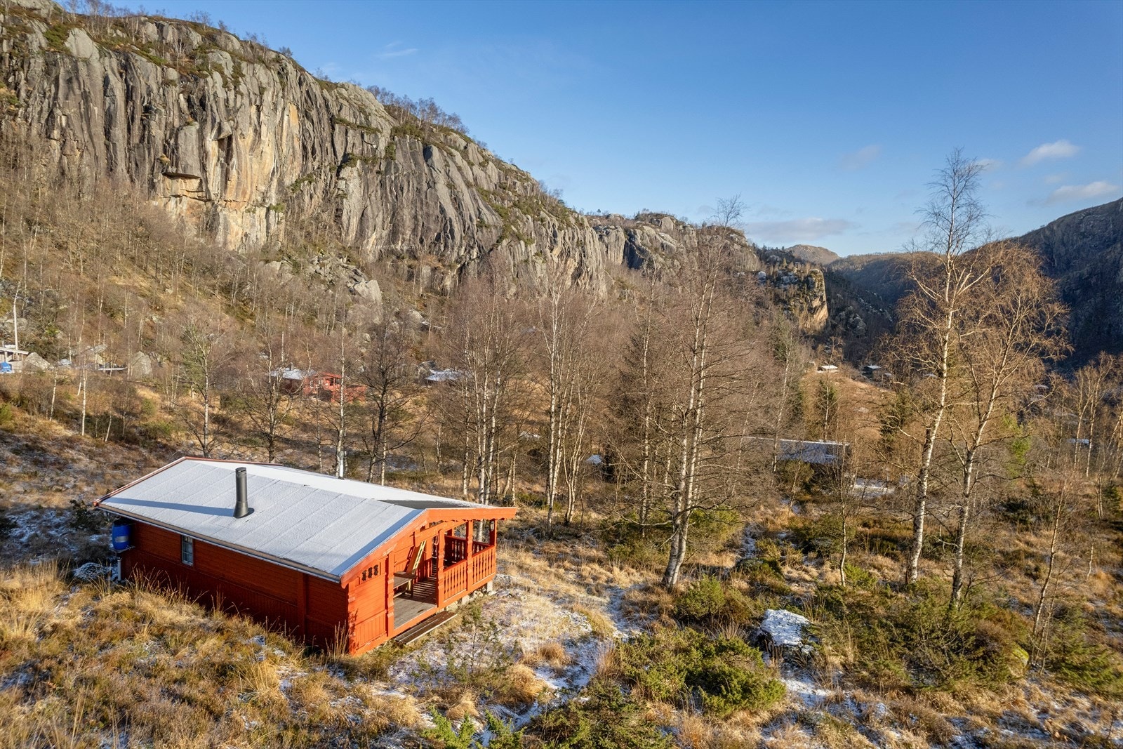 Den naturskjønne beliggenheten på Helleland gir et fredelig pusterom fra hverdagens mas, med umiddelbar nærhet til skog og mark. I nærområdet kan du fiske i idylliske vann, gå turer i vakker natur eller hiver deg ut på ski om vinteren. Galleribilde