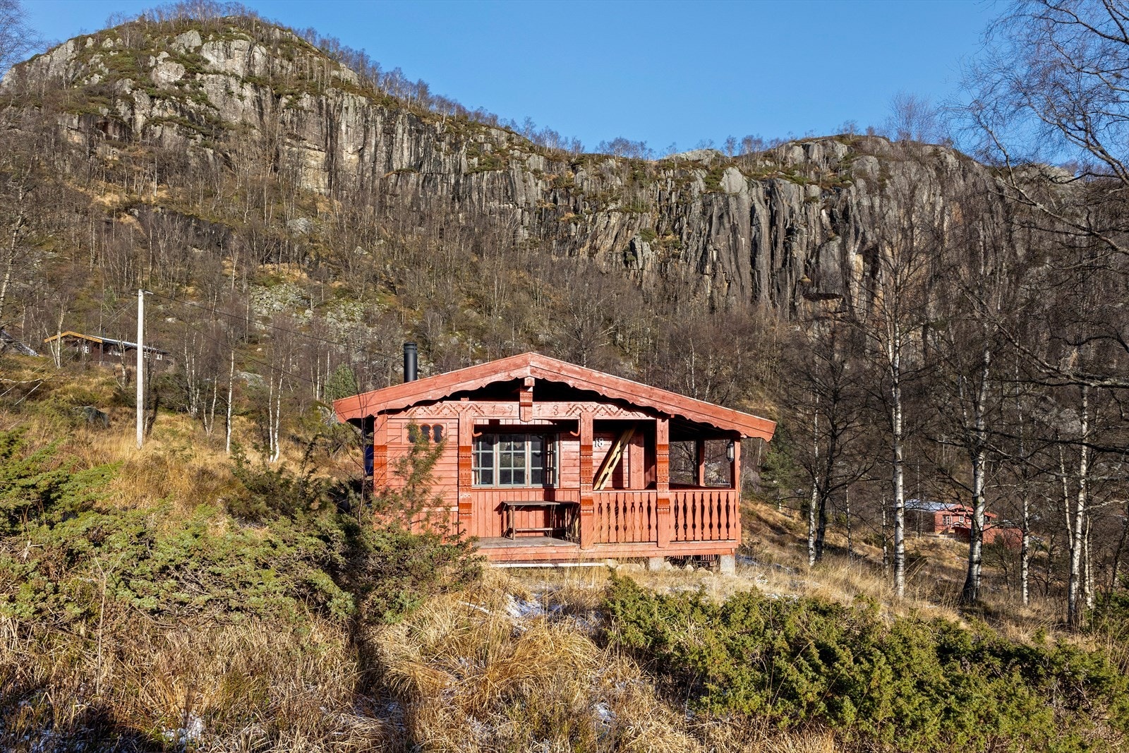 Hytta preges av en tradisjonell og sjarmerende hyttestil med god plassutnyttelse og praktiske løsninger. Standard fra byggeåret er beholdt, men eiendommen er godt tatt vare på og har en autentisk utstråling. Galleribilde