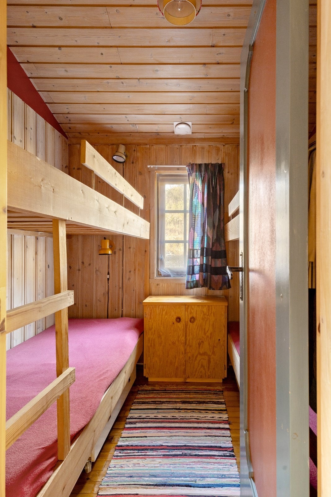 Hytta har to lyse og innbydende soverom med plass til totalt 6 sengeplasser. Dette gjør den svært velegnet for familier eller vennegrupper. Galleribilde