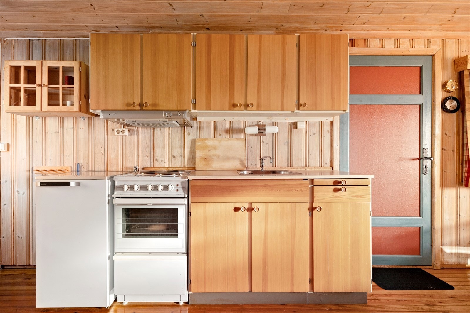 Kjøkkenet har slette fronter i tre og benkeplate av slitesterk laminat med nedfelt vask. Her kan matlagingen skje i trivelige omgivelser. Hvitevarer medfølger handelen, noe som gjør hytta klar til bruk samme dag som overtagelse. Galleribilde