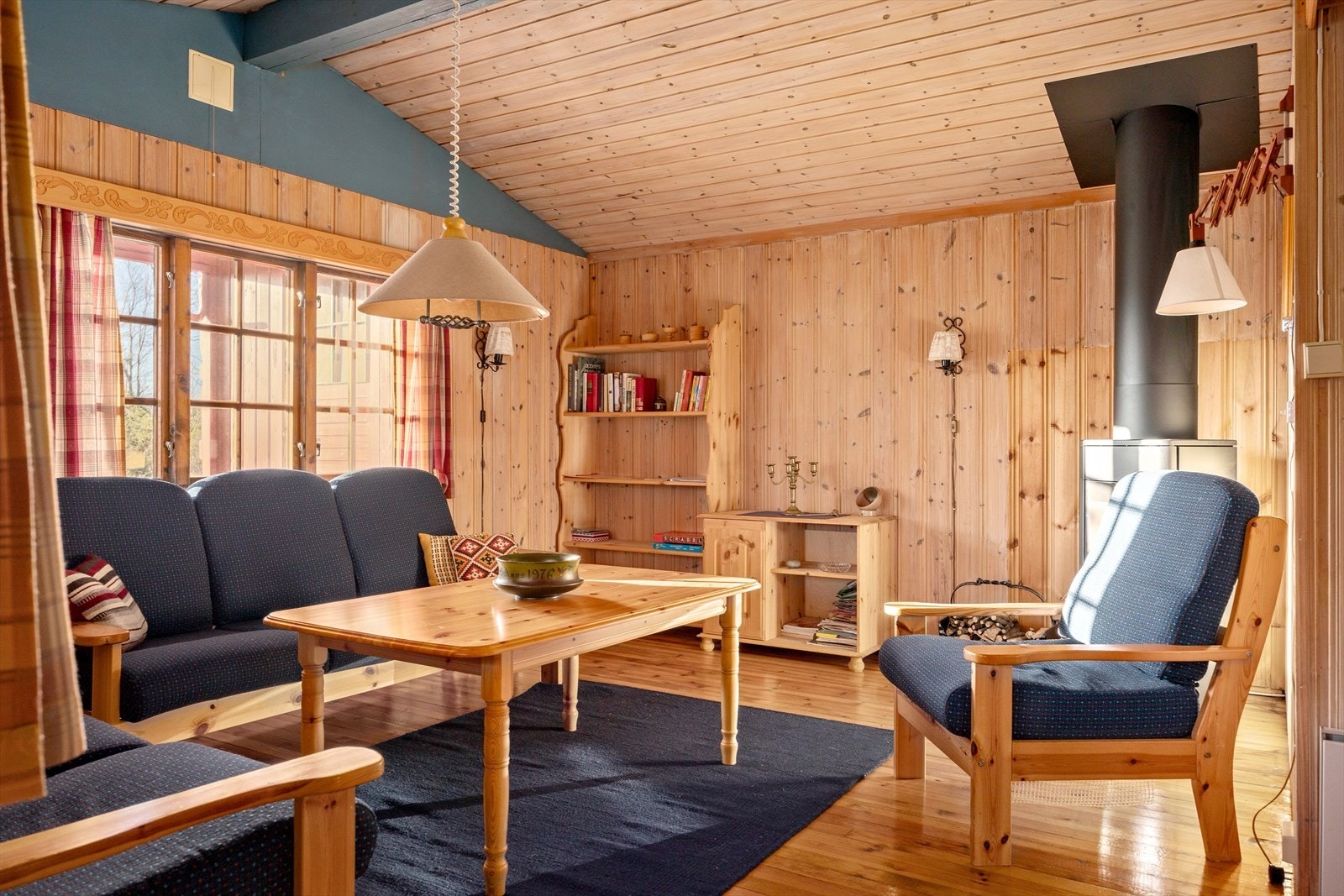 Den romslige stuen er et naturlig samlingspunkt med flere møbleringsmuligheter. Ny vedovn sørger for god oppvarming og bidrar til en lun og koselig atmosfære, perfekt for late kvelder med spill, en god bok eller sosialt samvær. Galleribilde