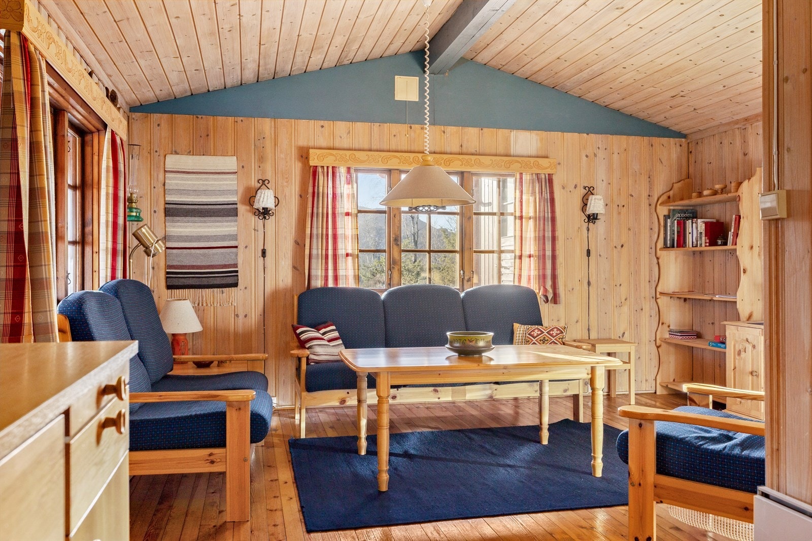 Den romslige stuen er et naturlig samlingspunkt med flere møbleringsmuligheter. Ny vedovn sørger for god oppvarming og bidrar til en lun og koselig atmosfære, perfekt for late kvelder med spill, en god bok eller sosialt samvær. Galleribilde