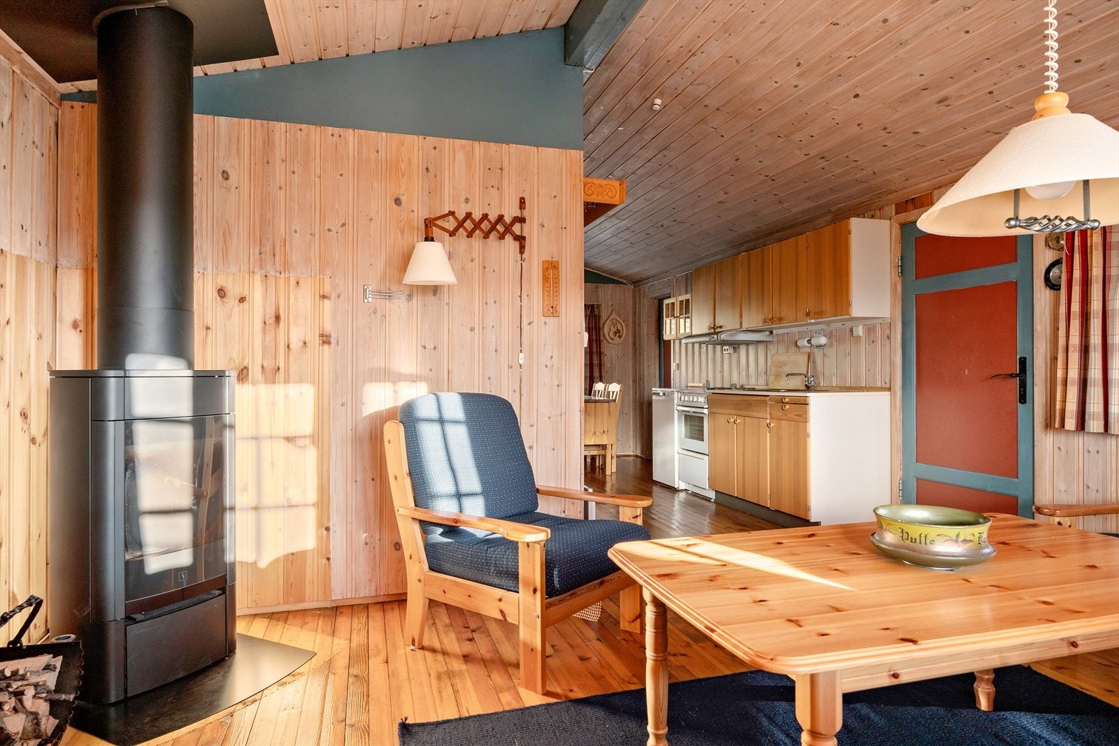 Den romslige stuen er et naturlig samlingspunkt med flere møbleringsmuligheter. Ny vedovn sørger for god oppvarming og bidrar til en lun og koselig atmosfære, perfekt for late kvelder med spill, en god bok eller sosialt samvær. Galleribilde