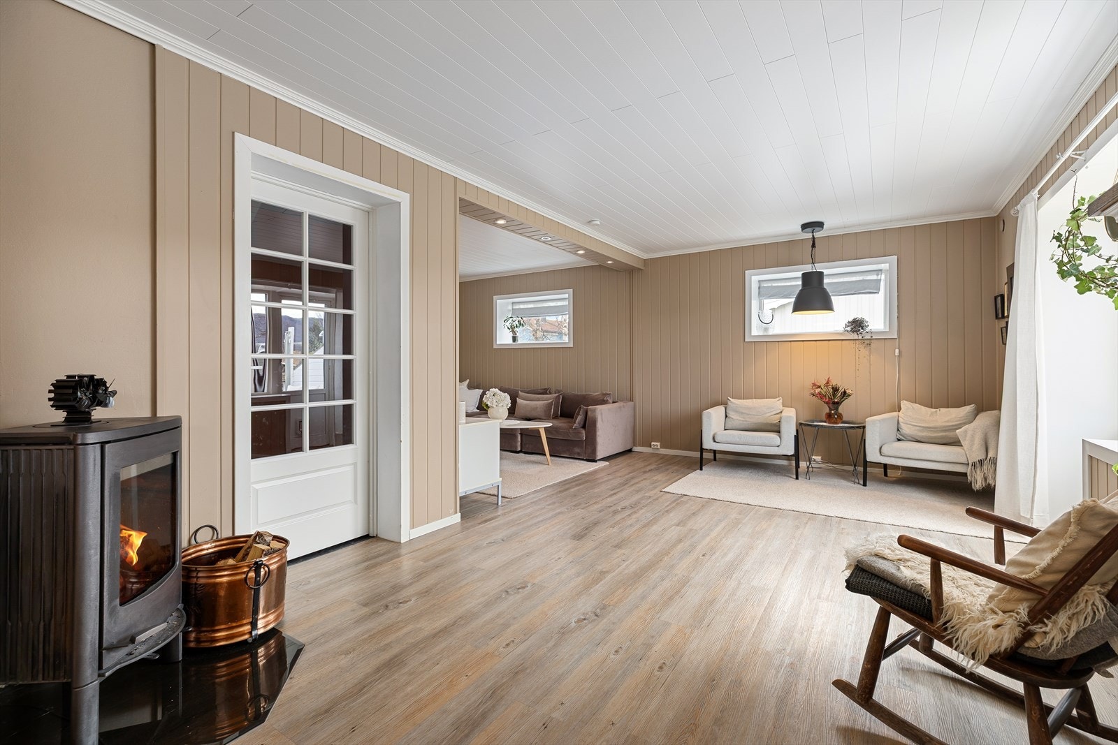 Varmepumpe fra 2022 i stuen samt vedovn. Galleribilde