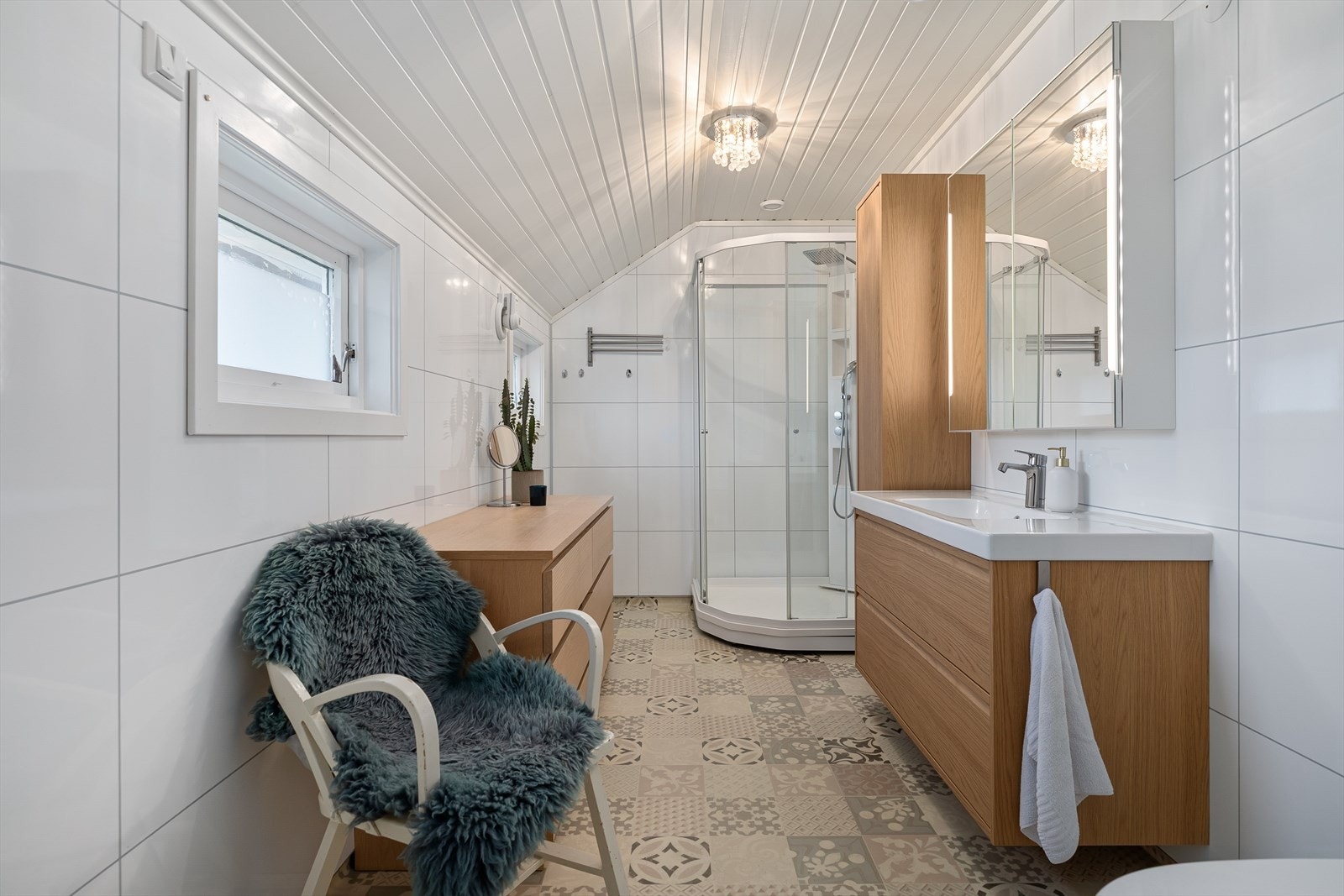 Bad rehabilitert i 2017. Varmekabler i gulv. Elektrisk styrt vifte i vegg og ventiler i taket Galleribilde