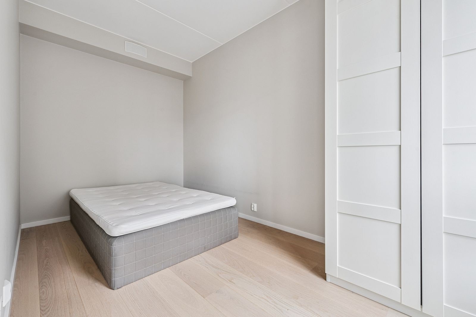 Romslig soverom med garderobeskap. Galleribilde