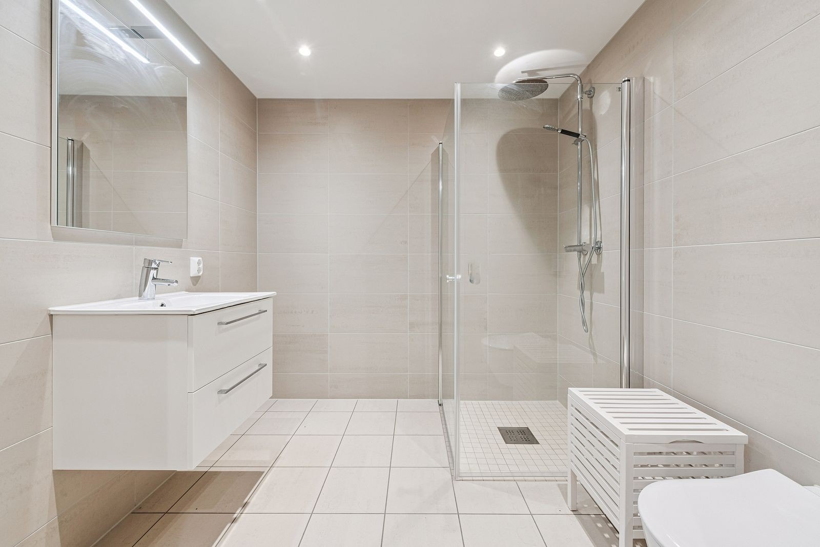 Moderne og romslig bad. Galleribilde