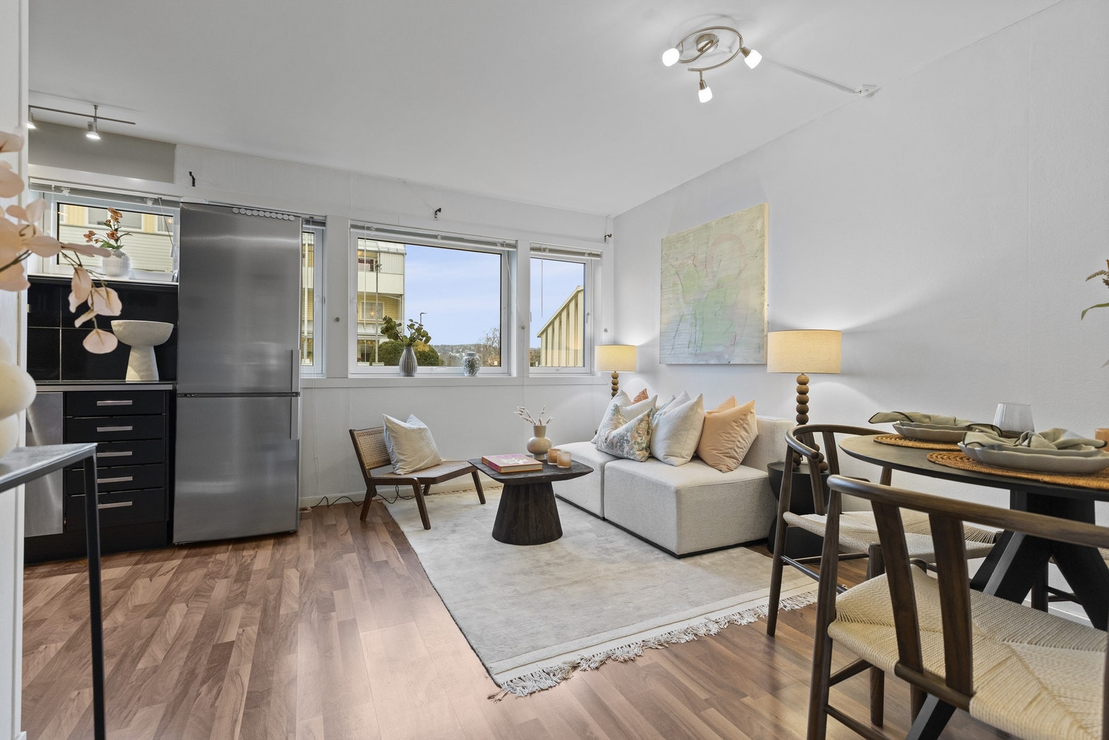 Det er rikelig med lysinnslipp fra store vindusflater som skaper en åpen og luftig romfølelse. Foto: Marika Mørkestøl / Marika Foto Galleribilde