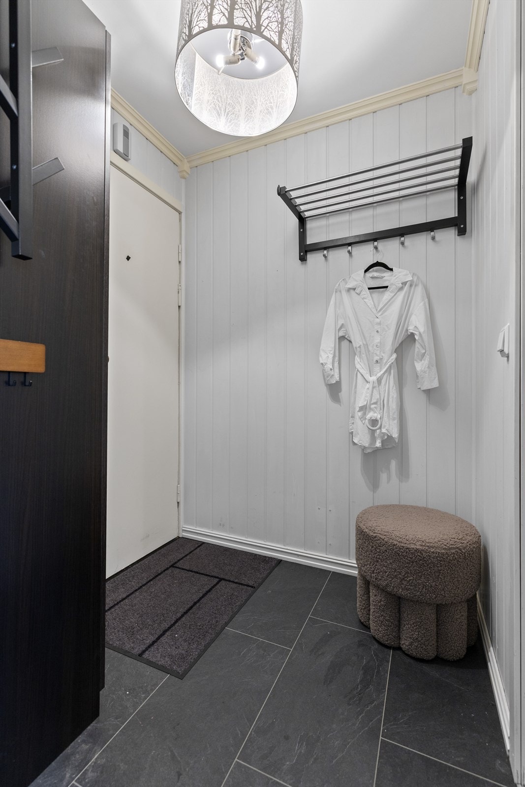 Entreen er lys og innbydende med god plass til oppbevaring av sko- og yttertøy Galleribilde