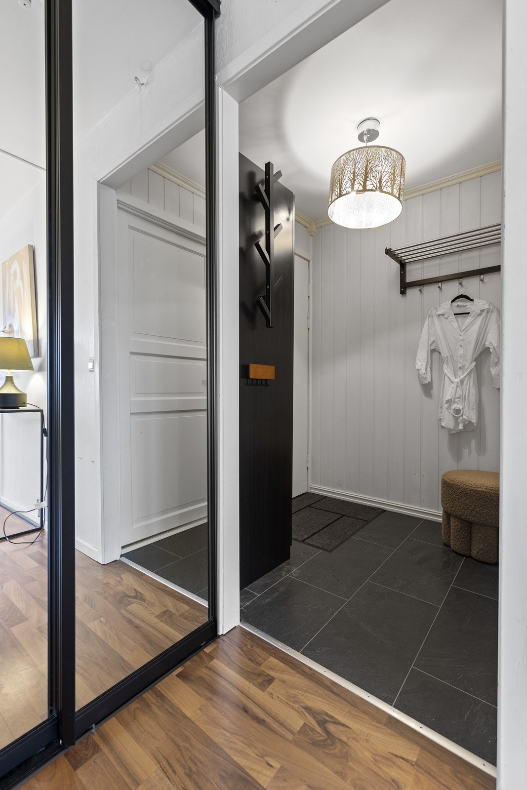 Rikelig med oppbevaringsplass i praktisk skyvedørsgarderobe Galleribilde