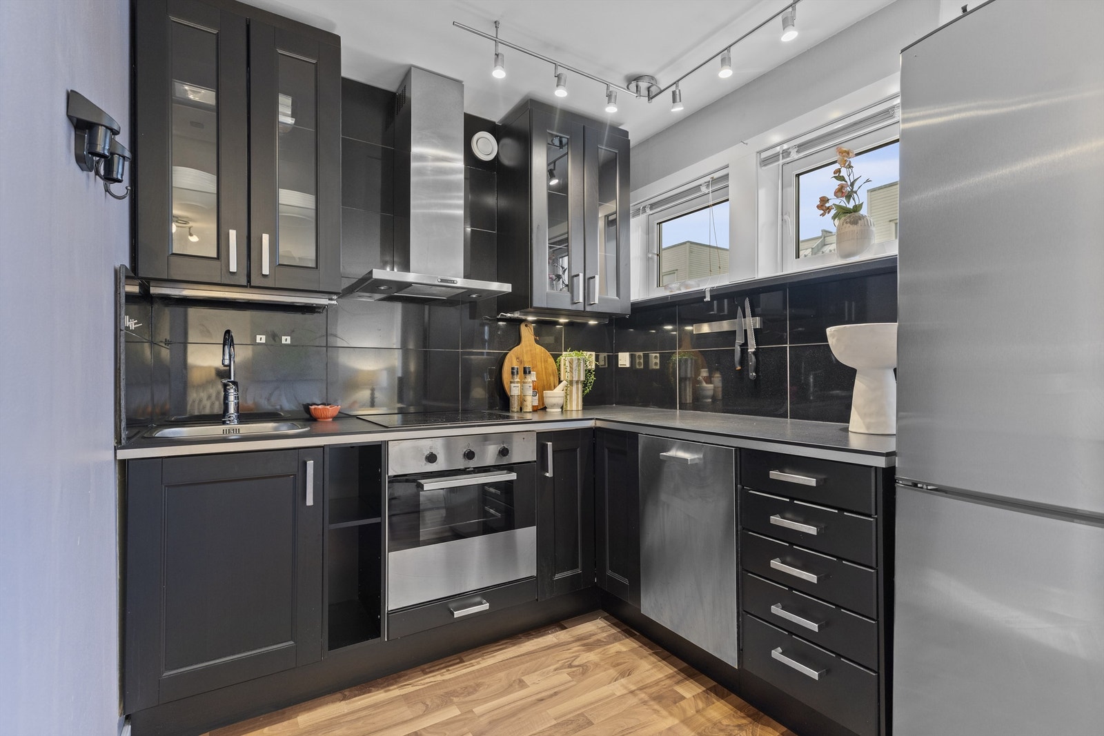 På kjøkkenet er det rikelig med skap- og benkeplass Galleribilde