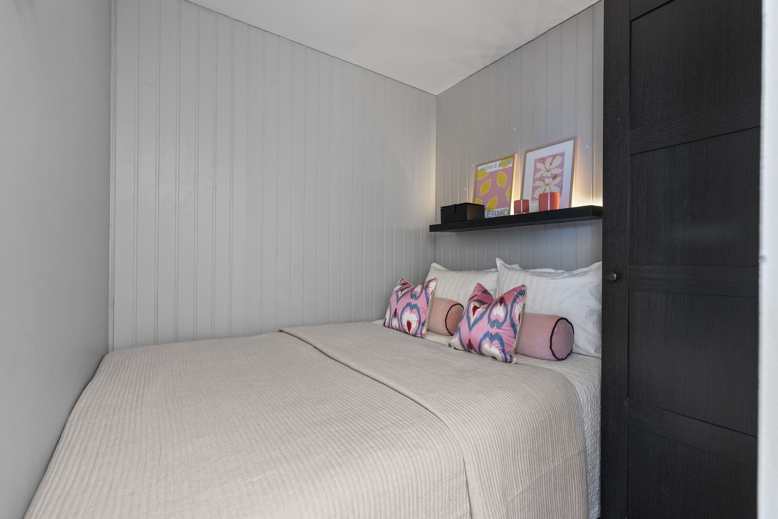 Sovealkove med plass til dobbeltseng samt oppbevaring i klesskap Galleribilde