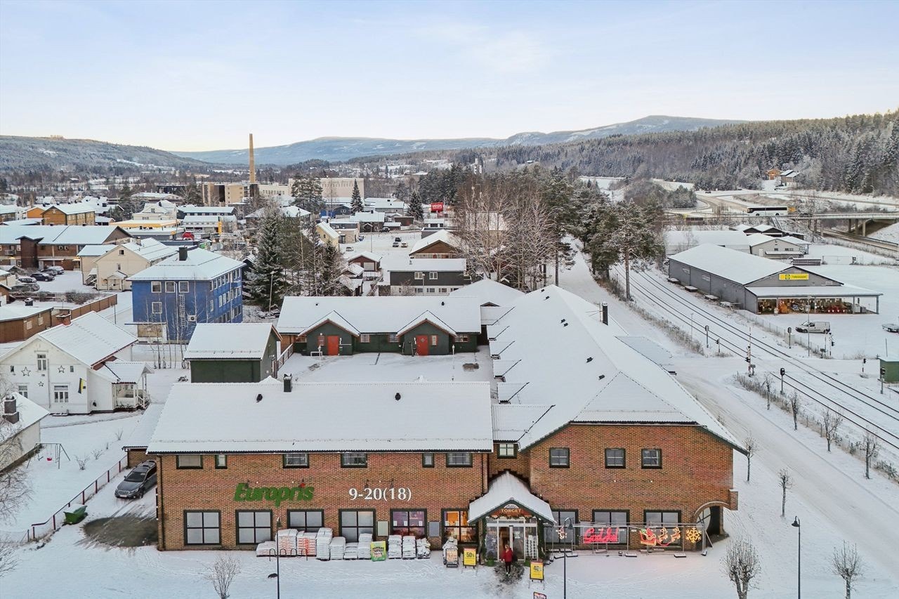 Eiendommen har en sentral beliggenhet på Rena, med gangavstand til butikker og servicetilbud. Galleribilde