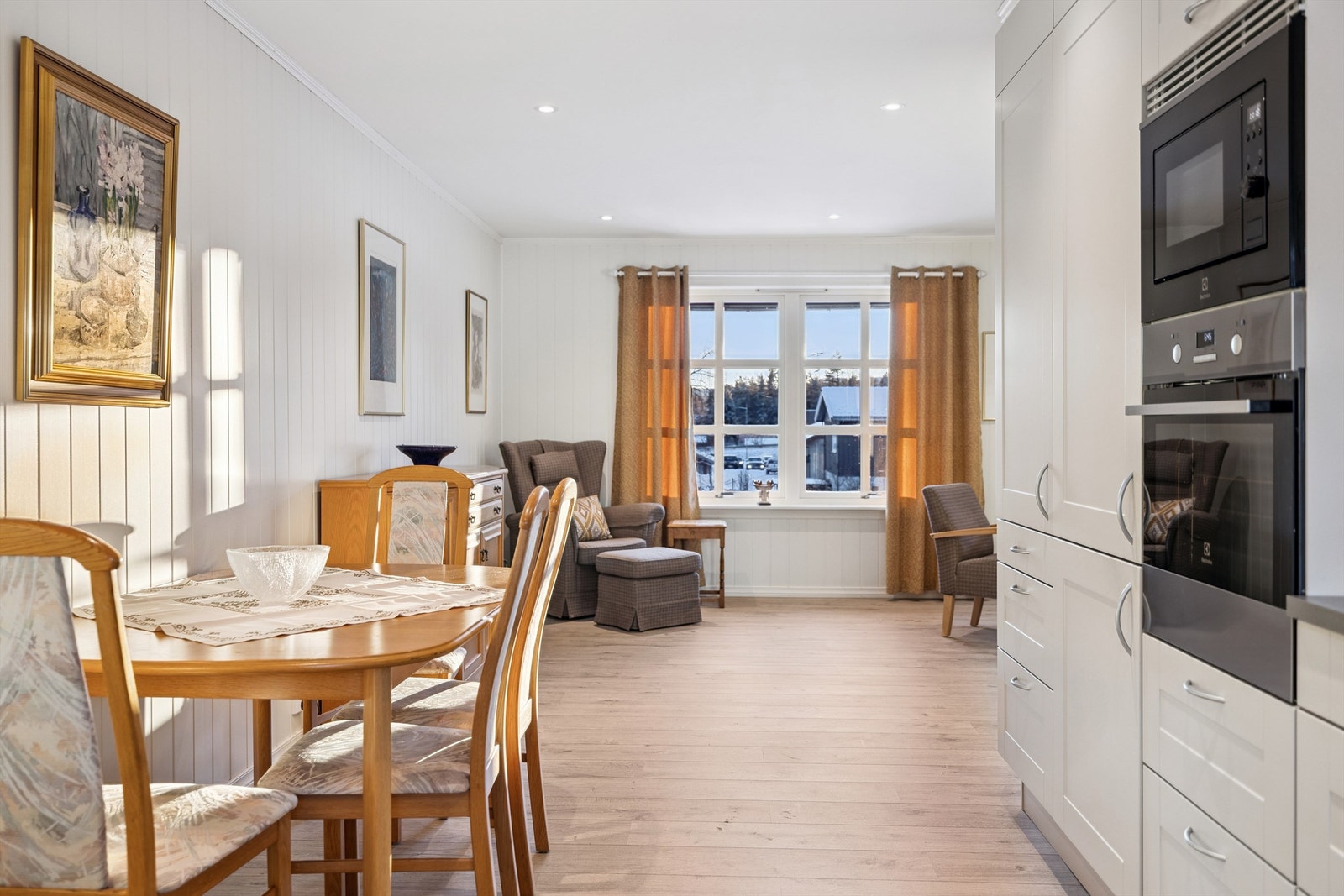 Benkeplaten i laminat har en underlimt oppvaskkum i kompositt. Galleribilde