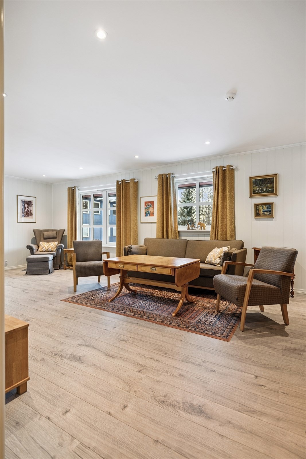 Det delikate laminatgulvet skaper et helhetlig og moderne inntrykk. Galleribilde