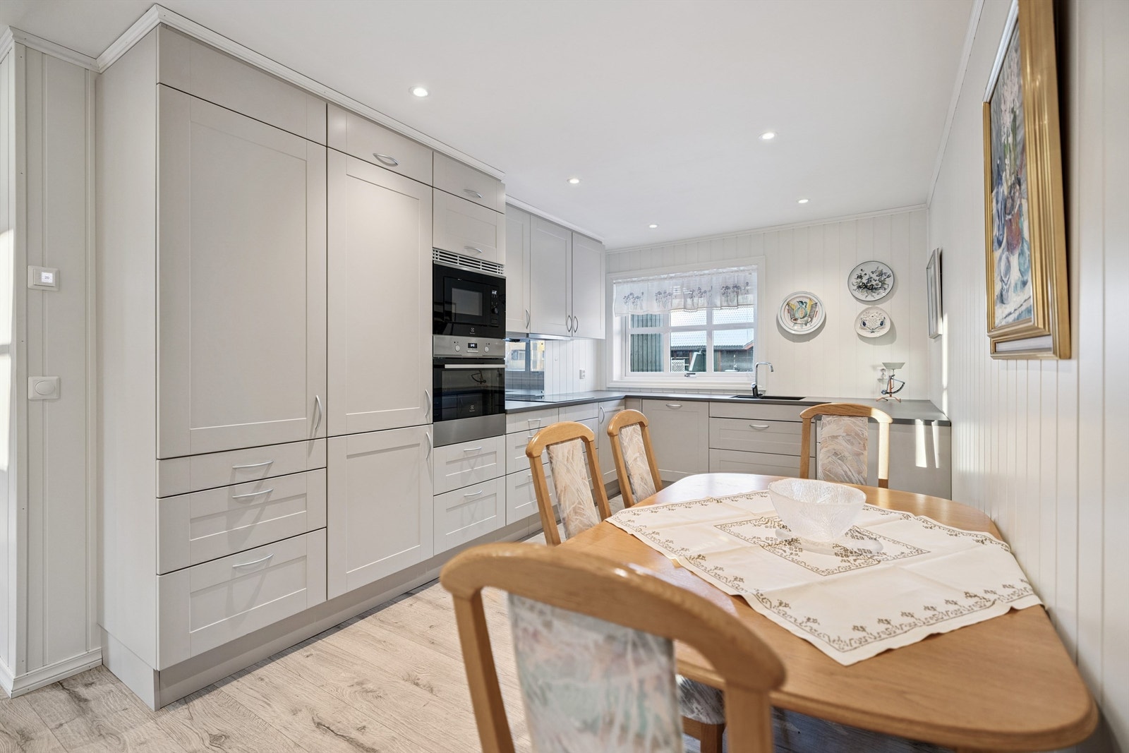 For økt sikkerhet er det installert både komfyrvakt og lekkasjevakt. Galleribilde