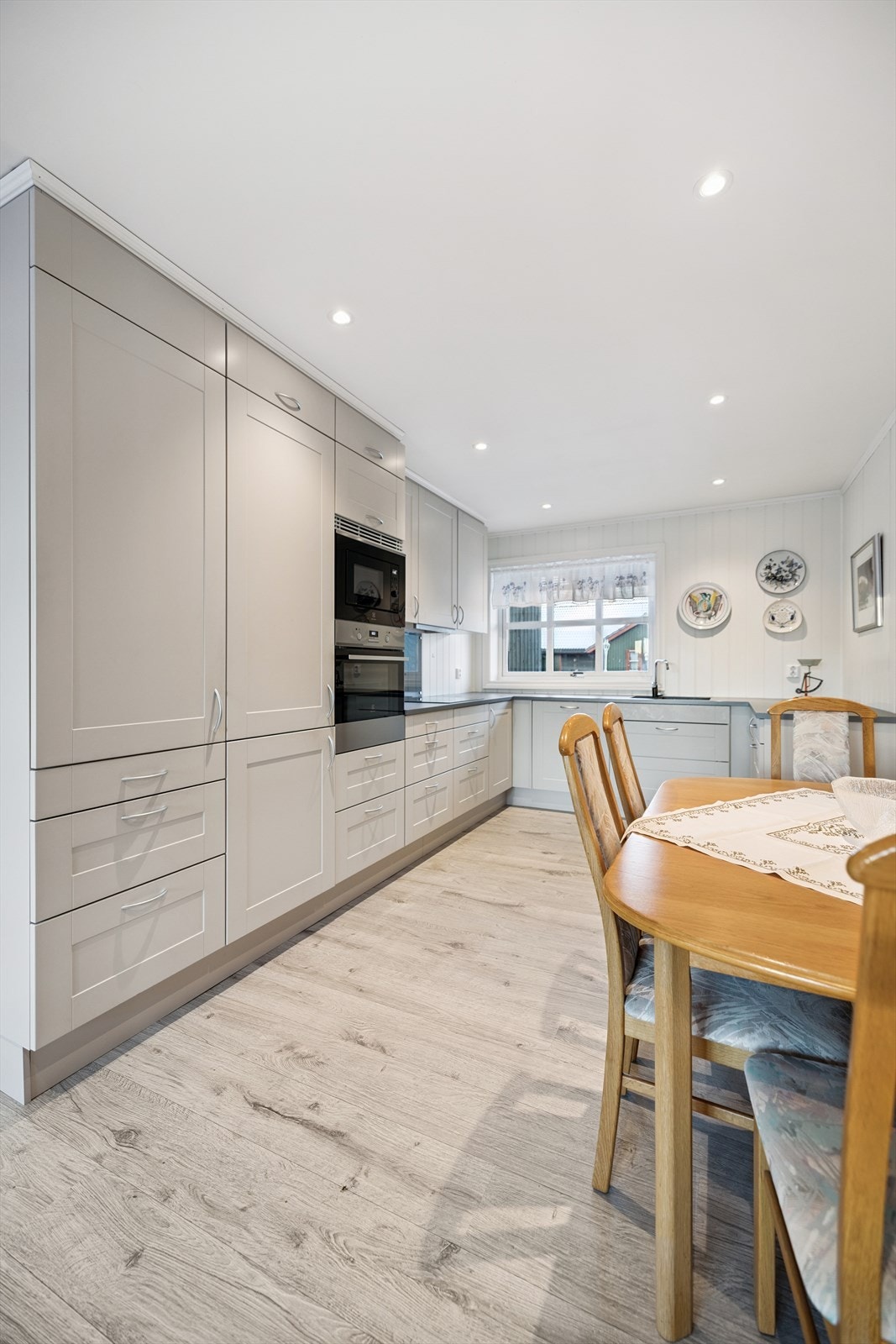 Høyskap gir god lagringsplass og bidrar til et ryddig uttrykk. Galleribilde