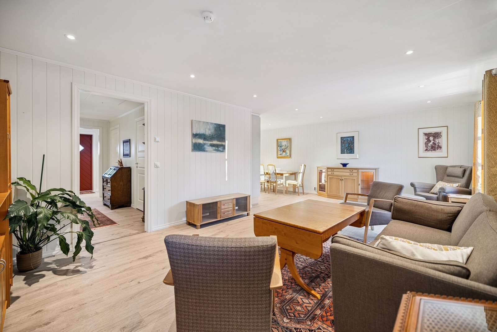 Den åpne løsningen skaper en god romfølelse og flyt gjennom leilighetens sosiale sone. Galleribilde