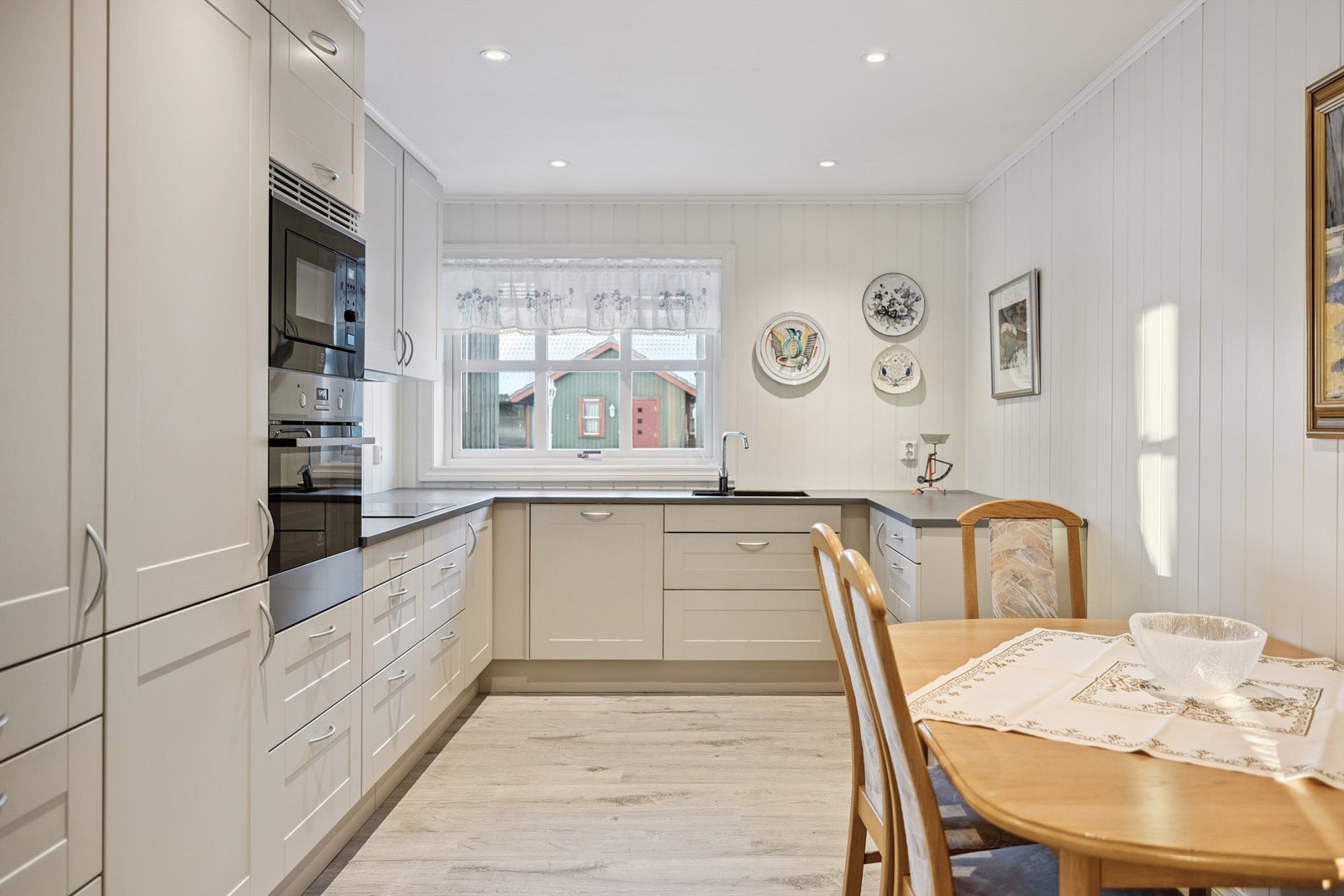 Kjøkkenet er utstyrt med integrert kjøl-/fryseskap, oppvaskmaskin, stekeovn og induksjonstopp. Galleribilde