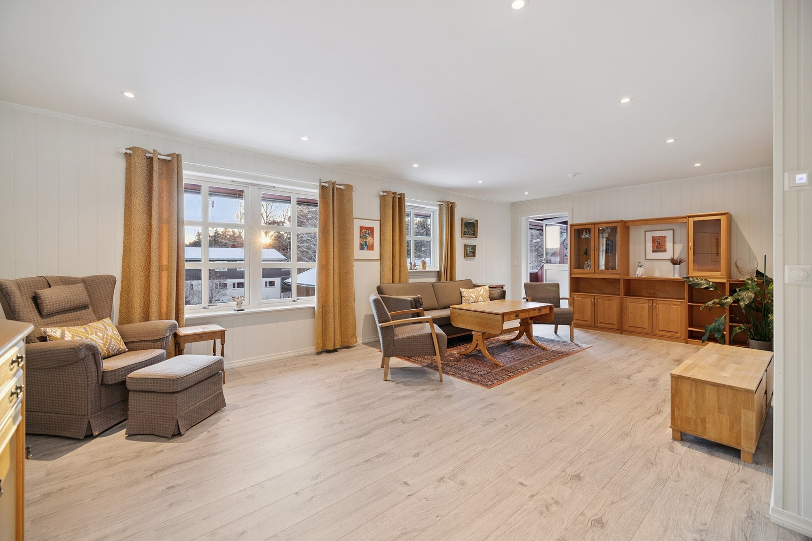 Den sosiale sonen har gjennomgående laminatgulv og malte overflater, alt oppgradert i 2019. Galleribilde