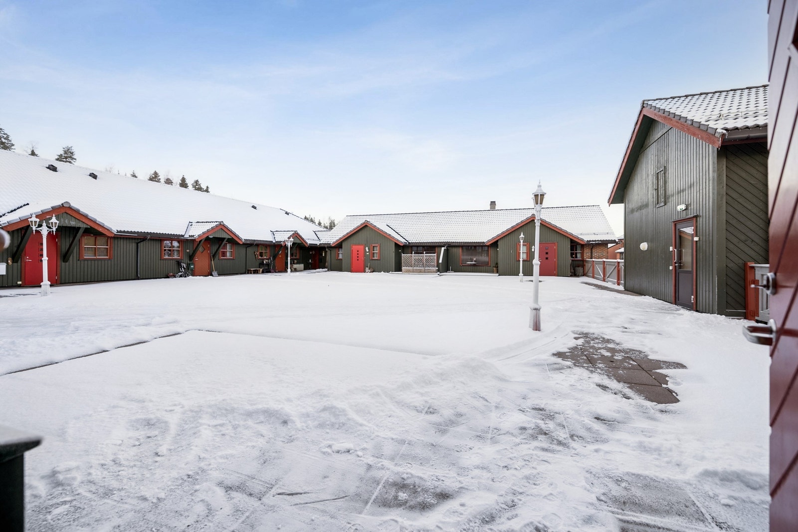 Leiligheten ligger i et kombinert bolig- og forretningsbygg fra 1997. Galleribilde