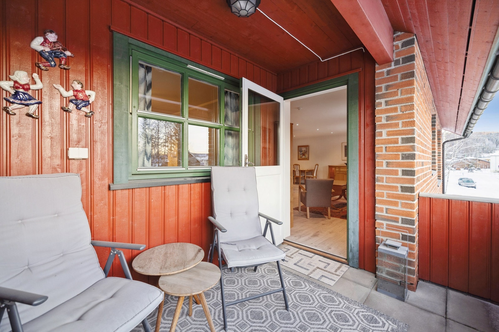 Den overbygde, sydvendte balkongen på 6 m² har plass til en sittegruppe. Galleribilde