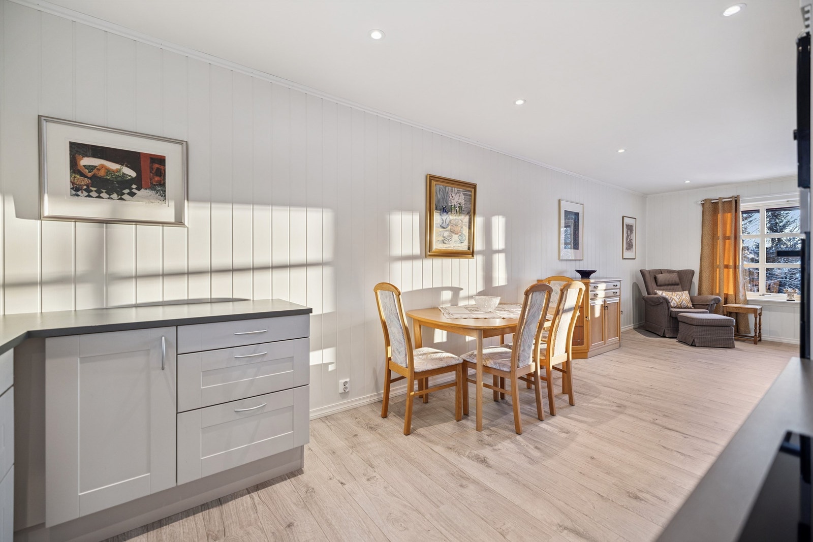 I tilknytning til kjøkkenet er det en naturlig plass for en spisegruppe. Galleribilde