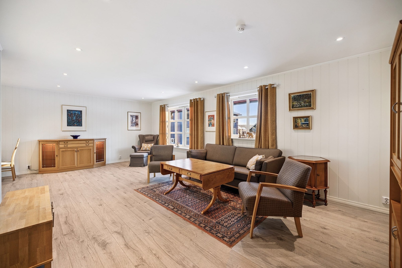 Rommet gir god plass til både sofagruppe og annet møblement. Galleribilde