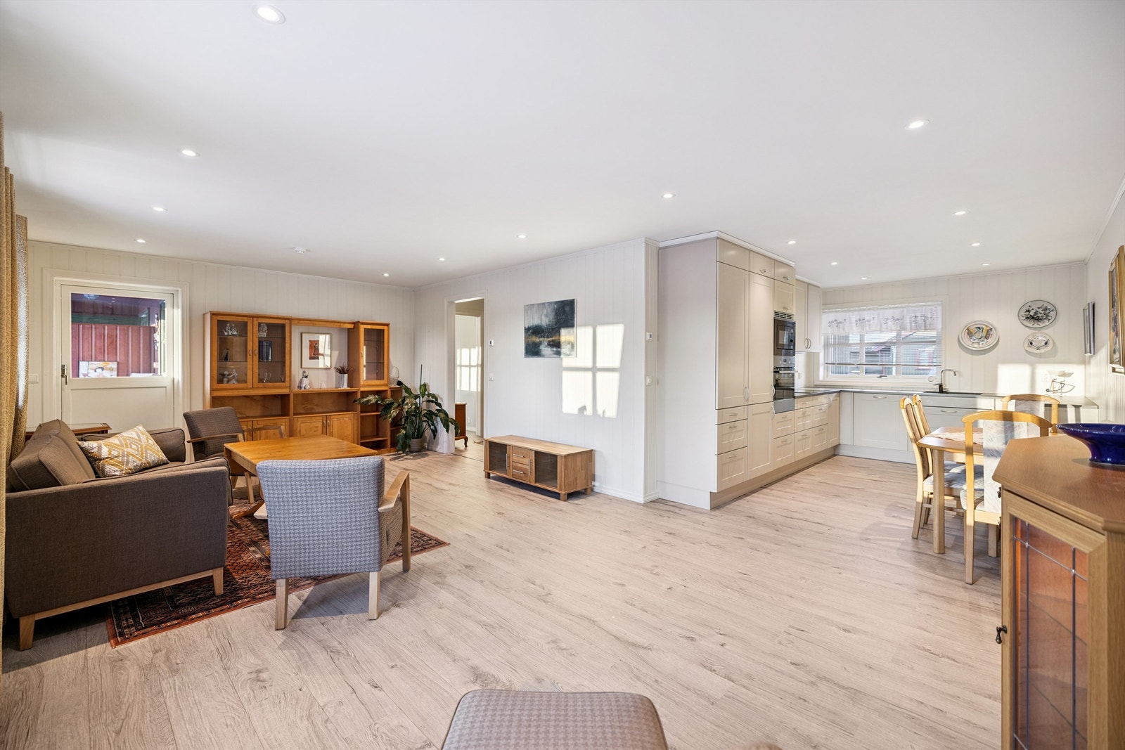 Her møtes du av en åpen og sosial løsning mellom stue og kjøkken. Galleribilde