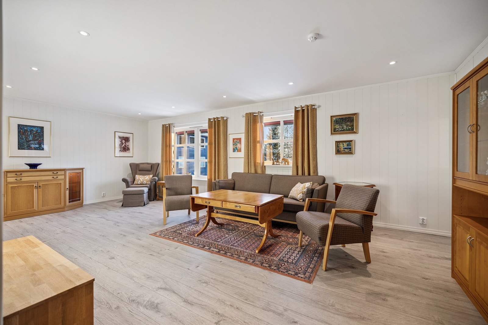 Store vindusflater gir godt med naturlig lys inn i rommet. Galleribilde