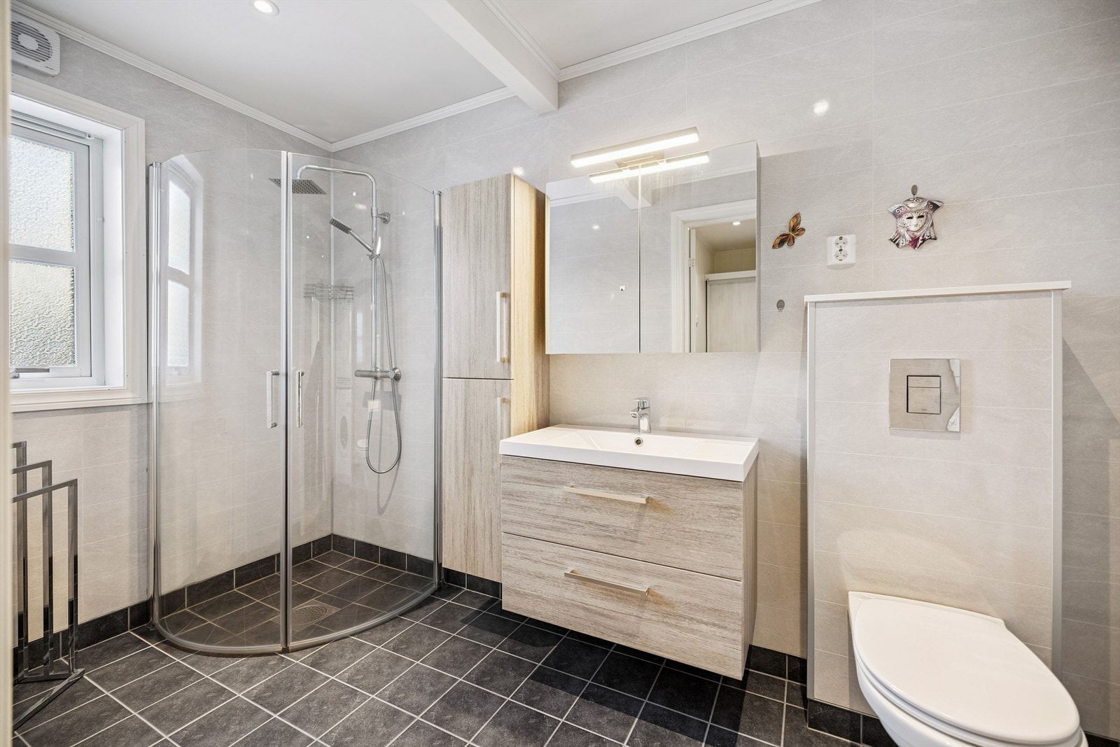 Badet ble totalrenovert i 2019 og har flislagt gulv med elektrisk gulvvarme. Galleribilde