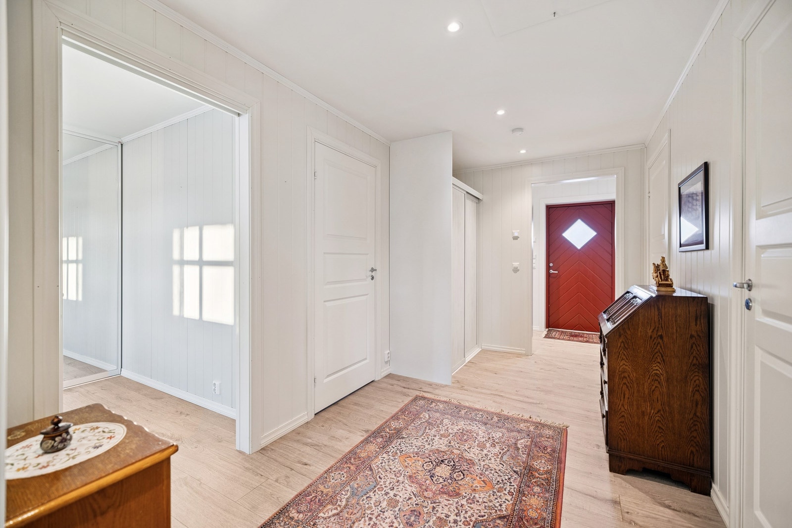 Gangen binder rommene sammen og har moderne, formpressede dører fra 2019. Galleribilde