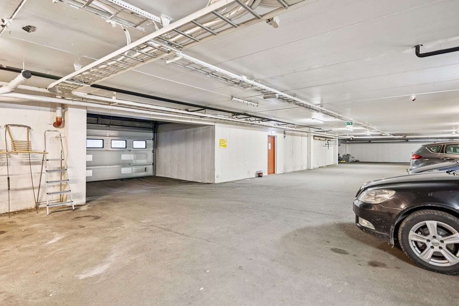 Det medfølger en fast parkeringsplass i felles, oppvarmet garasjeanlegg i kjelleren. Galleribilde