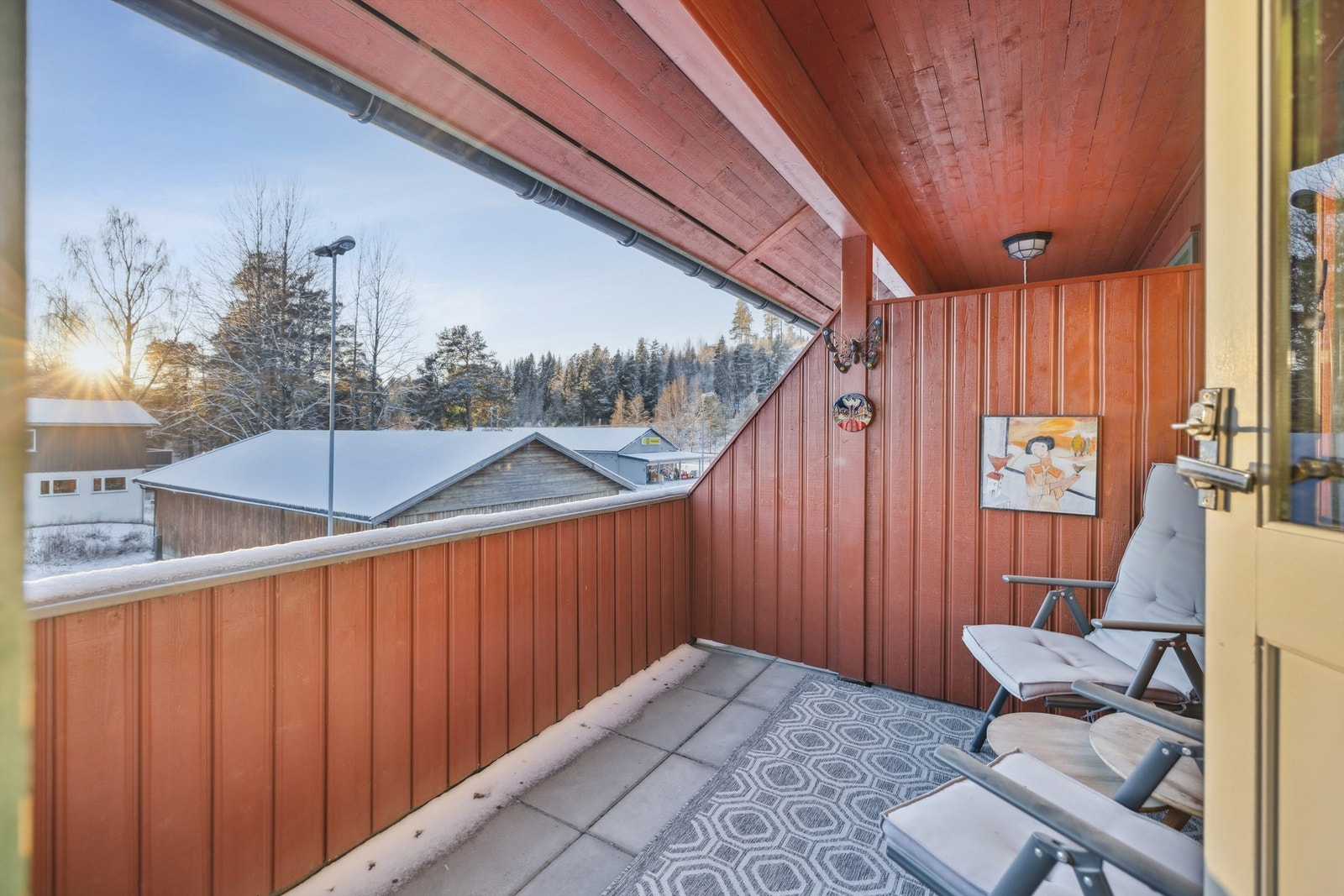 Balkongen er en skjermet uteplass med en malt levegg mot naboen. Galleribilde