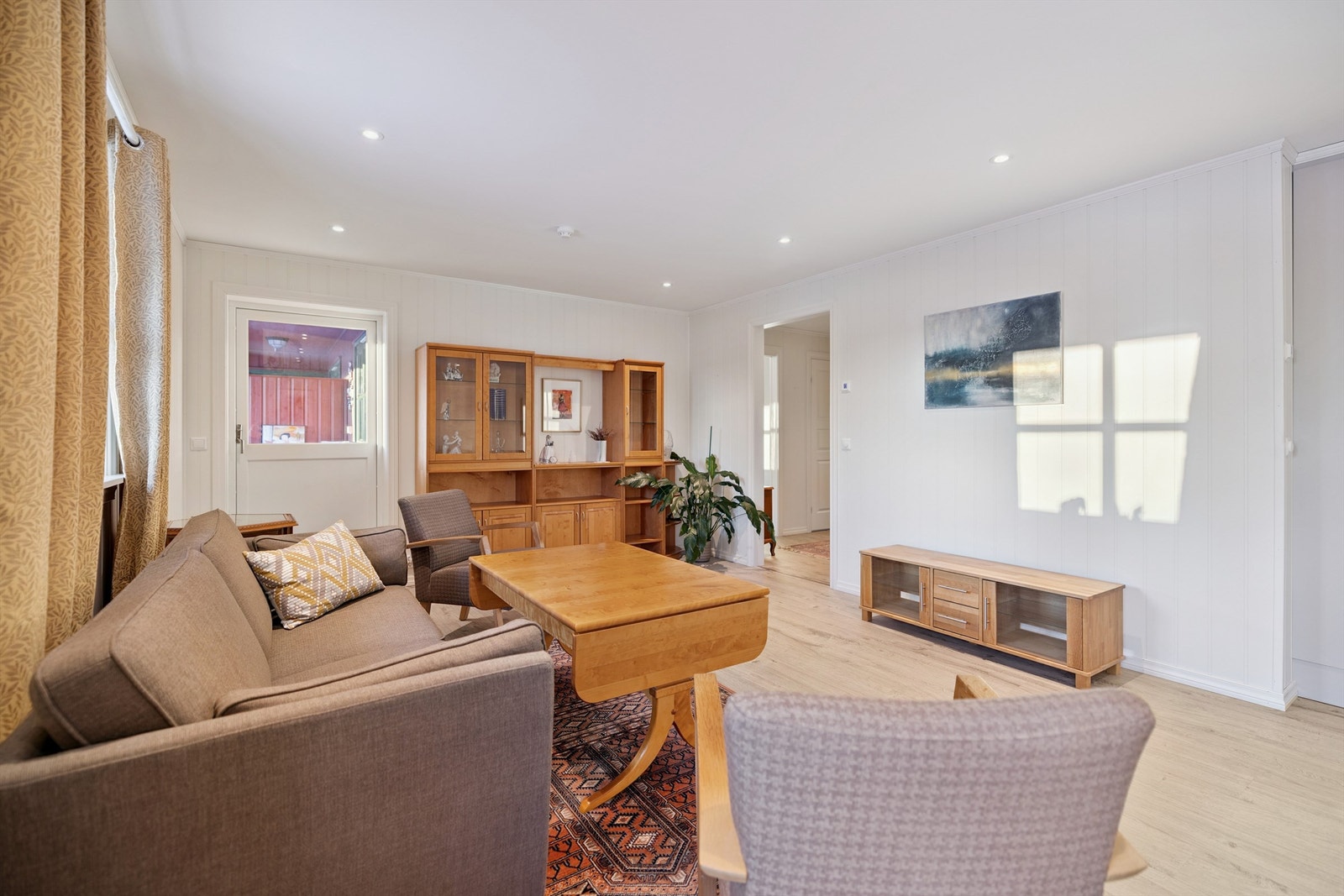 Stuen er romslig og har nedforet himling med downlights som gir en jevn og behagelig belysning. Galleribilde