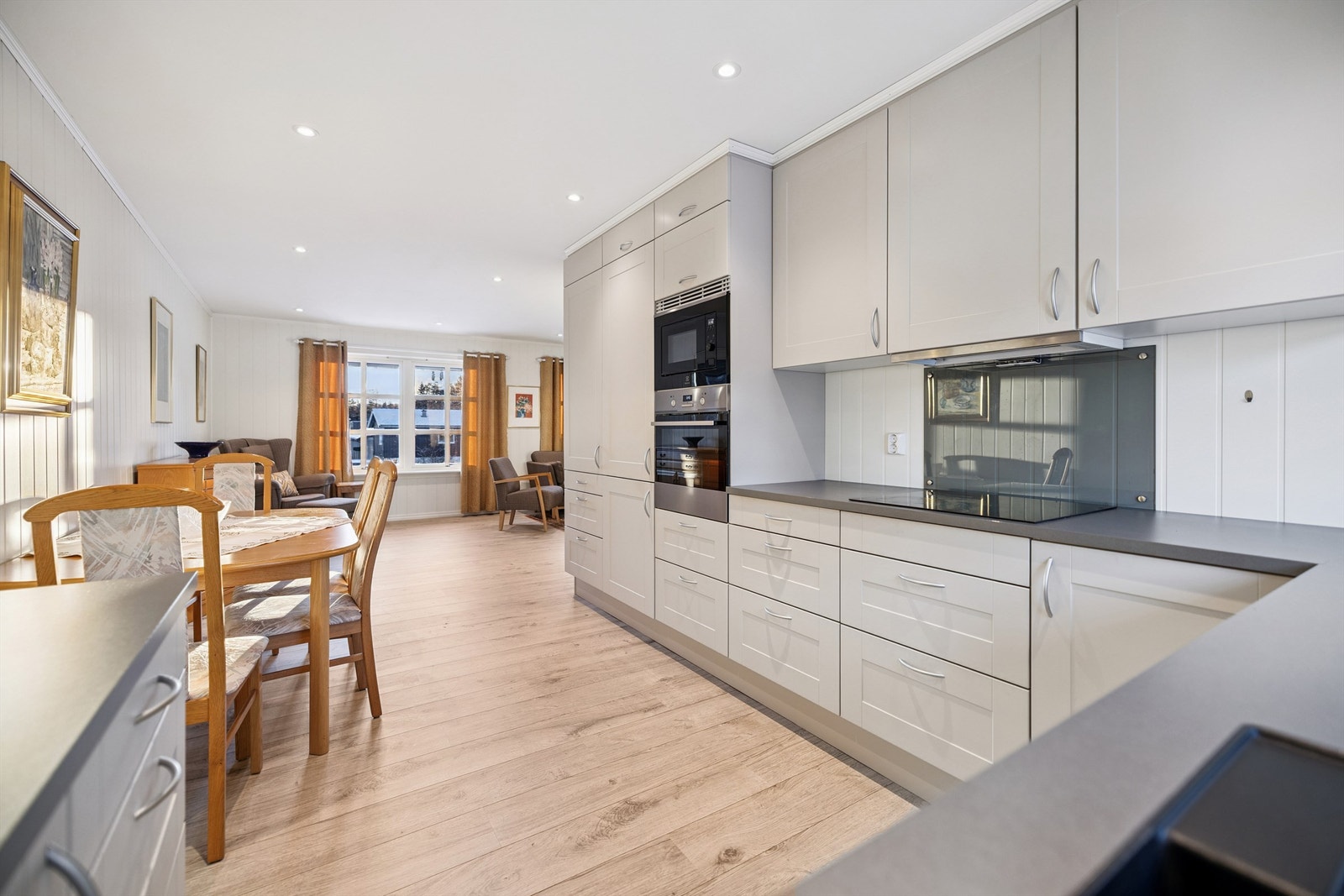 Kjøkkenet fra 2019 har stilrene fronter, integrerte hvitevarer og rikelig med arbeidsplass. Galleribilde