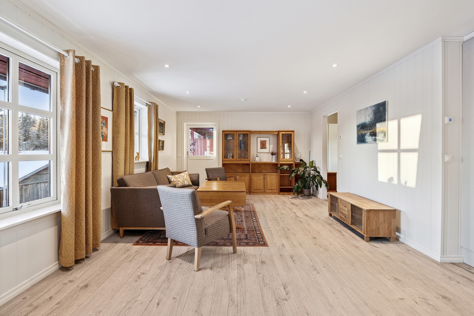 Fra stuen er det direkte utgang til leilighetens private uteplass. Galleribilde